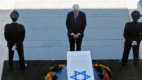 L'ex-président Bill Clinton se recueille devant la dépouille de Shimon Peres sur l'esplanade de la Knesset à Jérusalem.