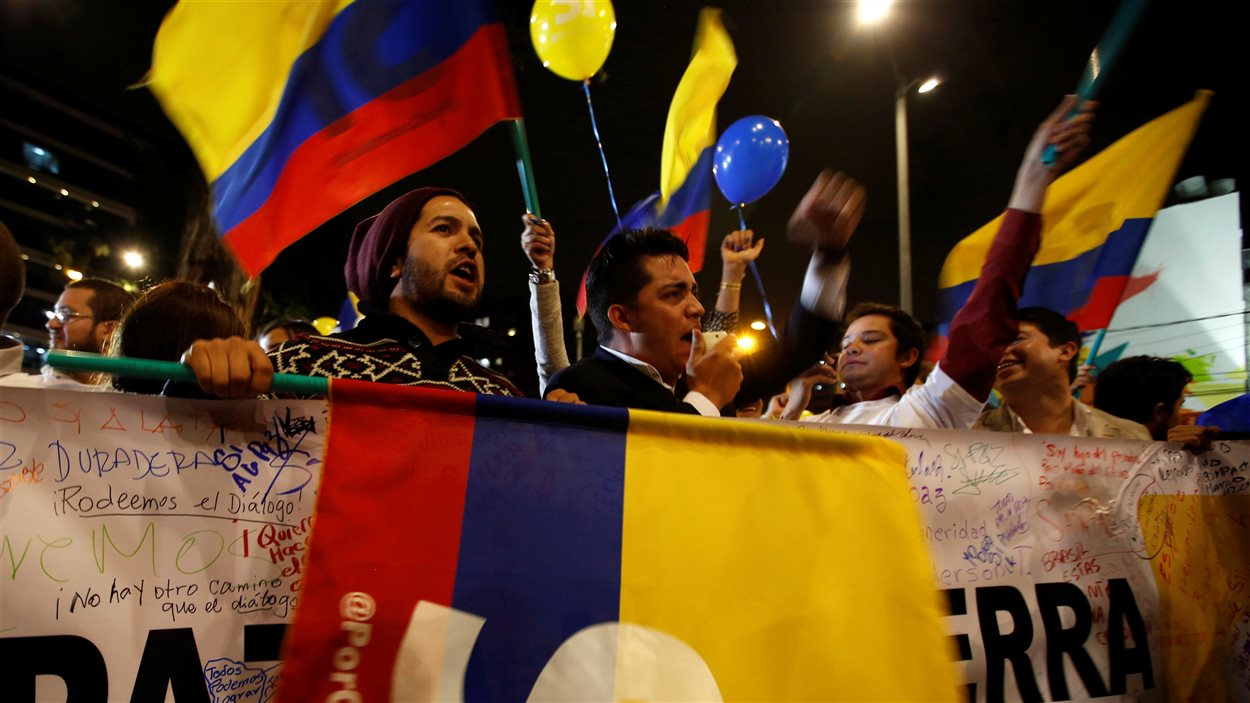 Des Colombiens célèbrent après la signature d'un accord de paix entre le gouvernement et les FARC