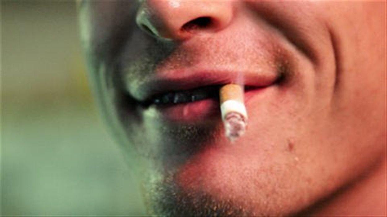 Le tabagisme est l'une des grandes causes de la maladie pulmonaire obstructive chronique.
