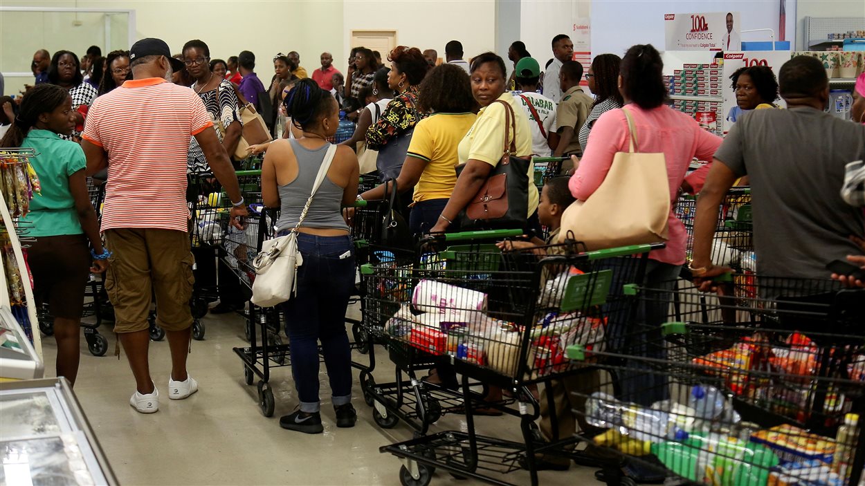 Les Jamaïcains se sont rués dans les supermarchés pour faire le plein de provisions en prévision de l'arrivée de l'ouragan Matthew.