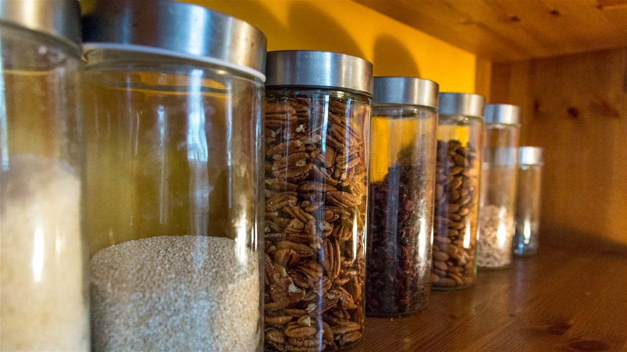 Des céréales, des noix et des fruits séchés sur l'étagère de la cuisine de Marie-Claude Morin