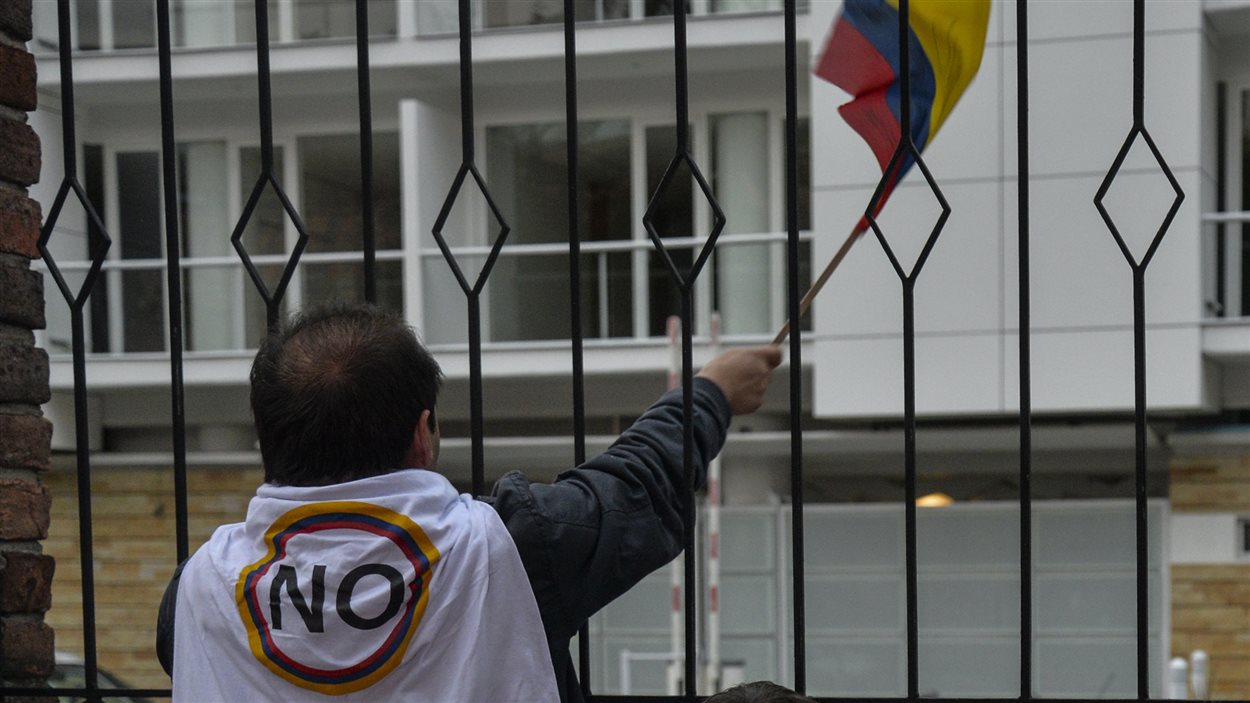 Un Colombien célèbrent les résultats du référendum. 