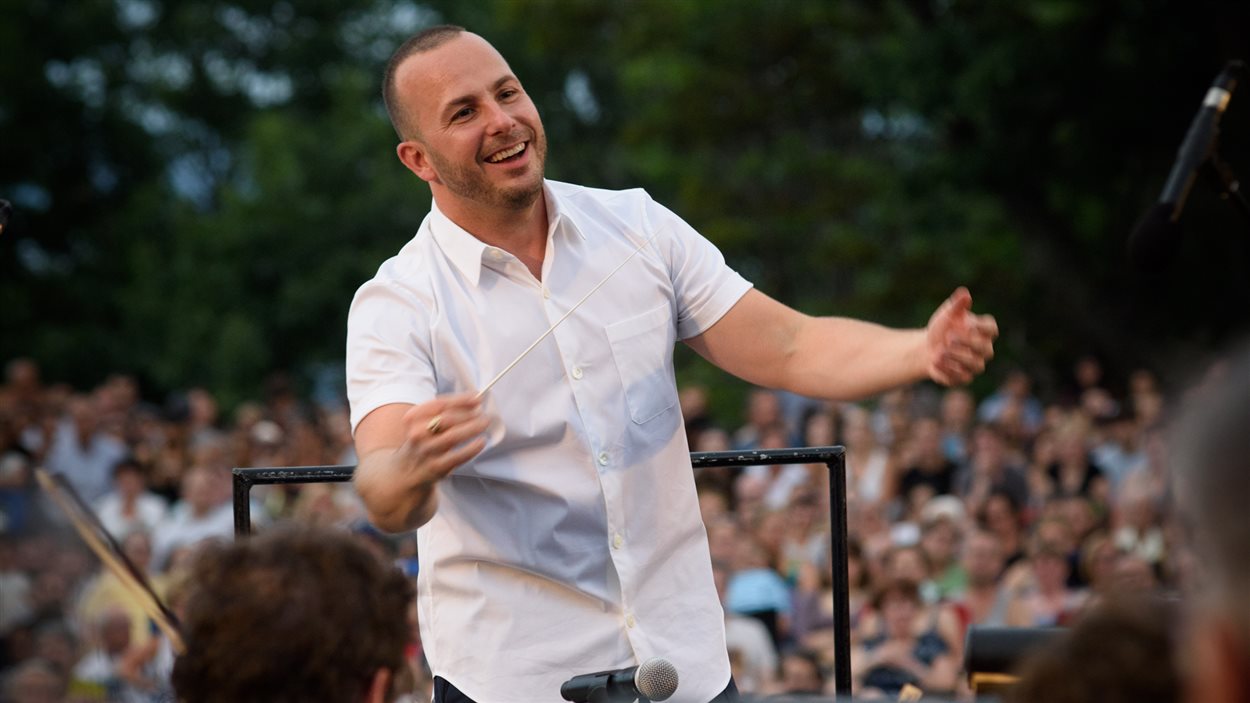 L’Orchestre métropolitain et Yannick Nézet-Séguin présentant un concert gratuit en plein air devant le chalet du Mont-Royal le 5 août 2016.