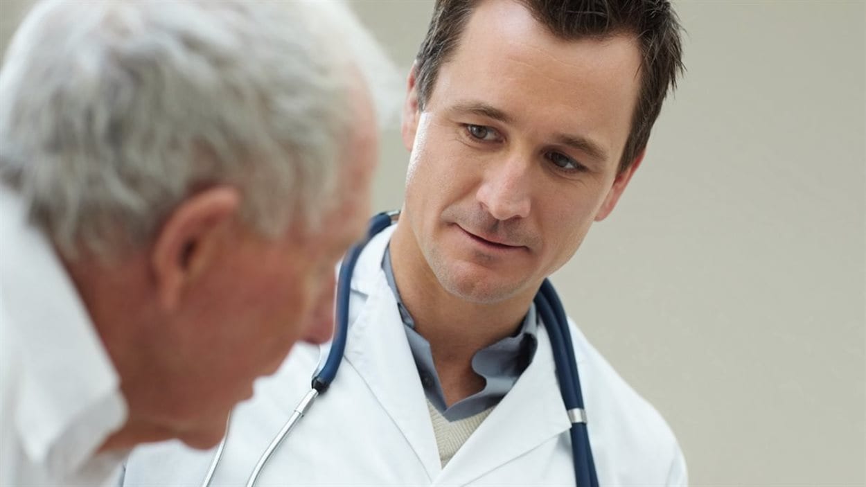 Un médecin de famille avec son patient.