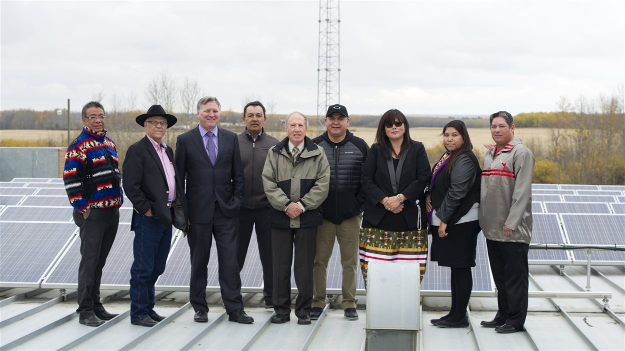 les membres de la Première Nation de Montana et le ministre des relations autochtones albertain