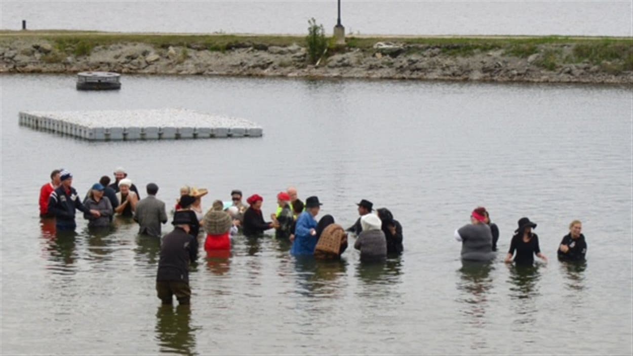 Une trentaine de personnes ont commémoré le grand feu de Haileybury en se rendant dans le lac Témiscamingue vêtus en costumes de l'époque.