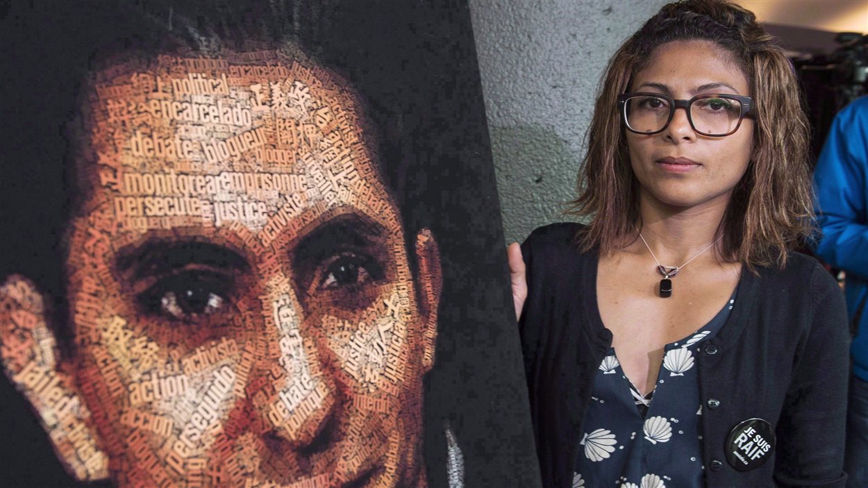 Ensaf Haidar et une photo de son mari, le blogueur saoudien Raif Badawi
