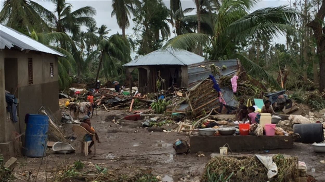 Scène de désolation dans le village de Cavaillon, dans le sud-ouest d'Haïti