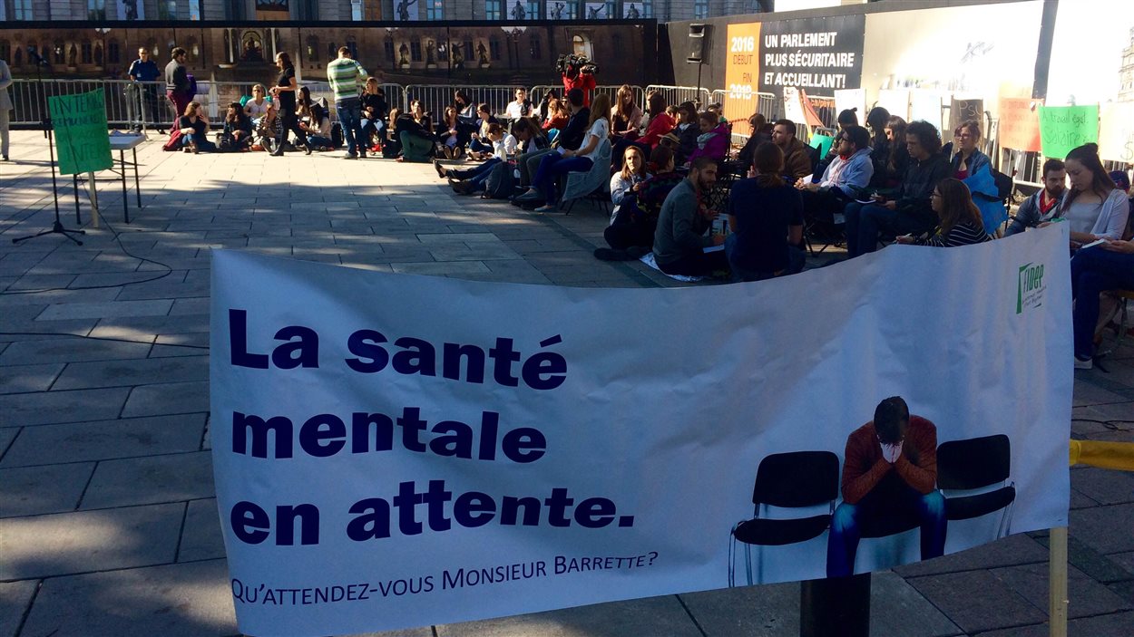 Des doctorants en psychologie manifestent devant l'Assemblée nationale.