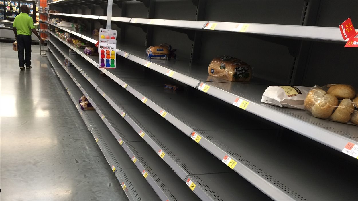 Des étagères d'un supermarché de Fort Lauderdale sont vides à l'approche de l'ouragan Matthew.