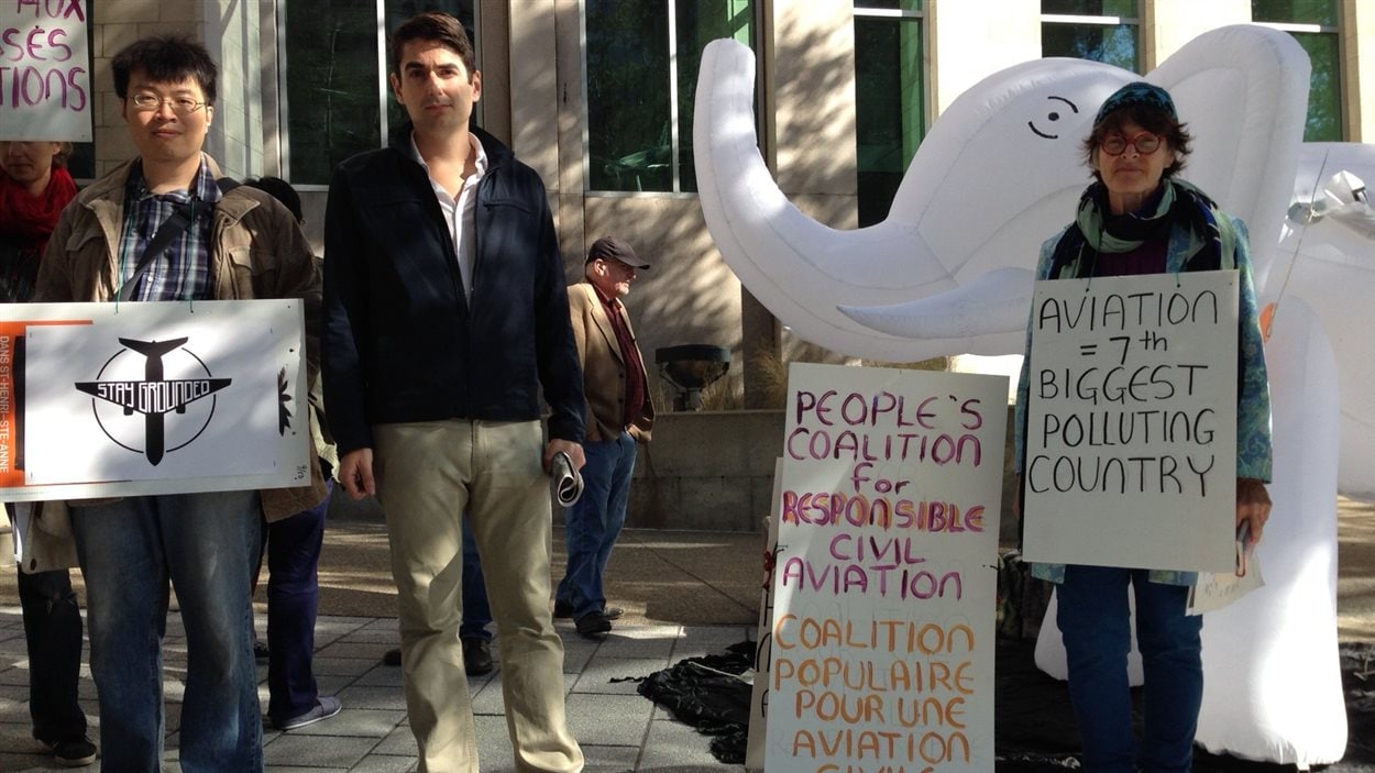 Manifestation devant le siège social de l'OACI pour demander des actions contre les changements climatiques.