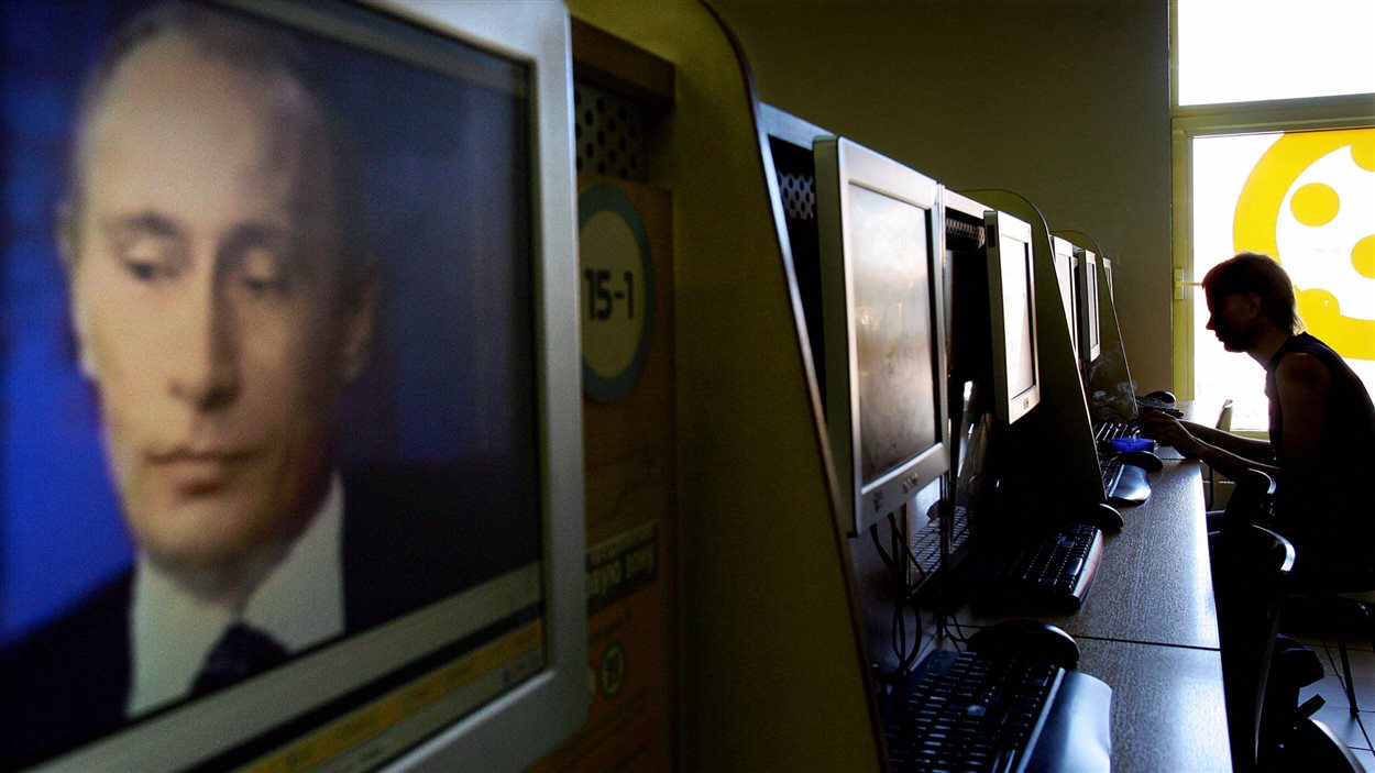 Le président russe, Vladimir Poutine, sur un écran d'ordinateur dans un café internet à Moscou.