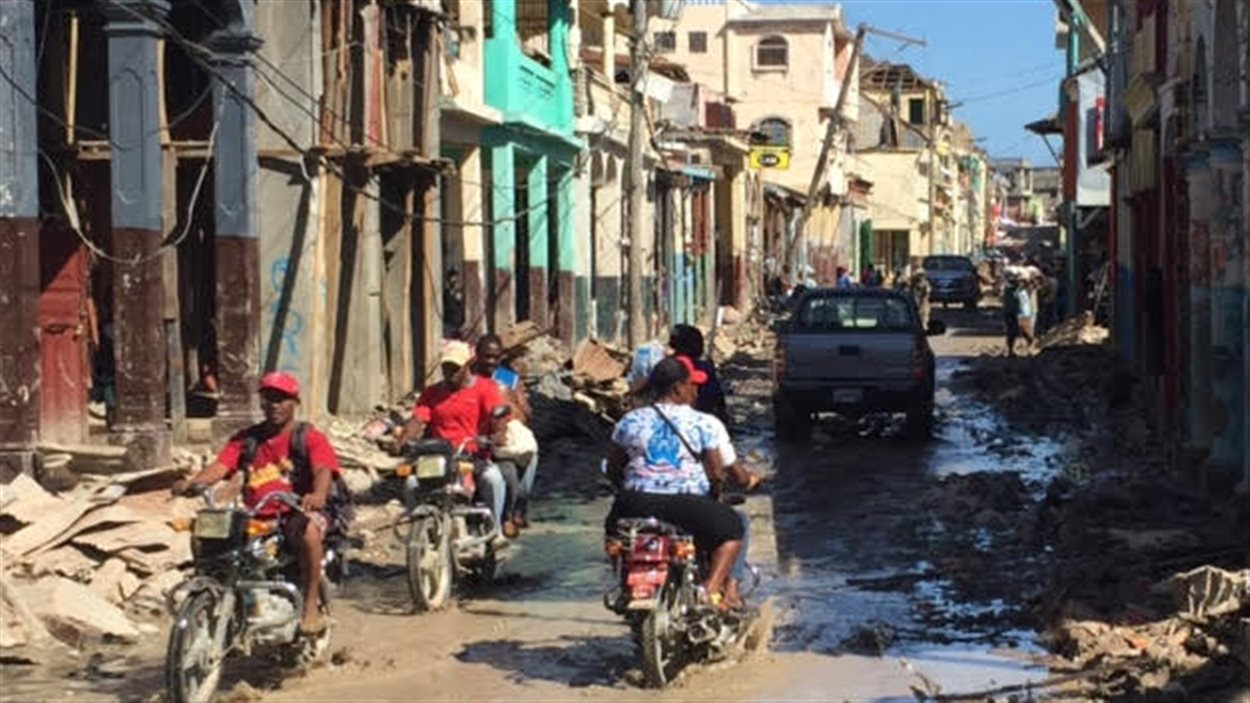 La rue principale de Jérémie est toujours jonchée de débris, cinq jours après l'ouragan.