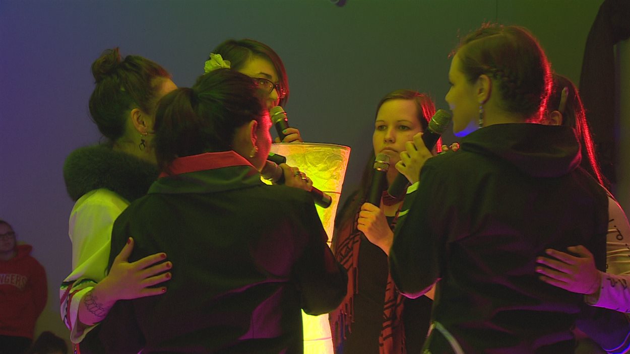 De jeunes artistes inuits chantent en choeur