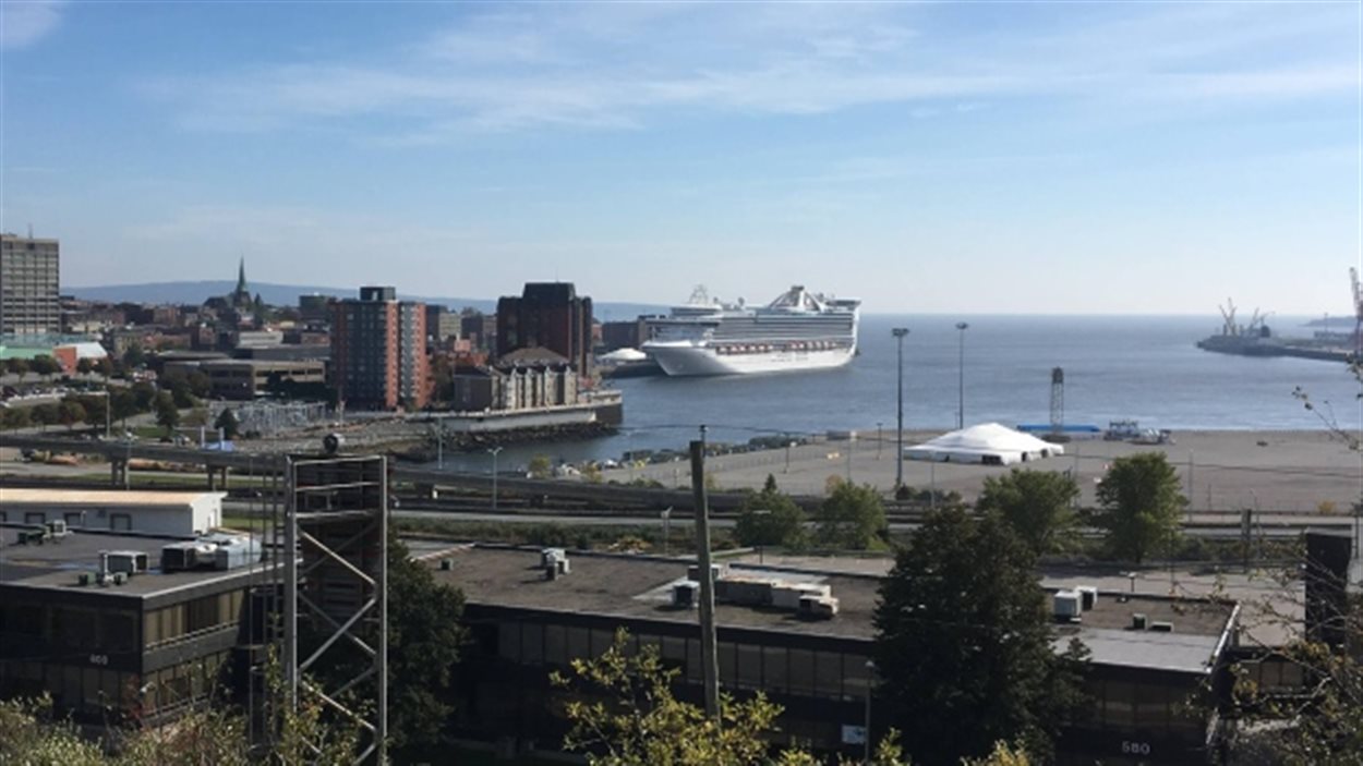 Un navire de croisière