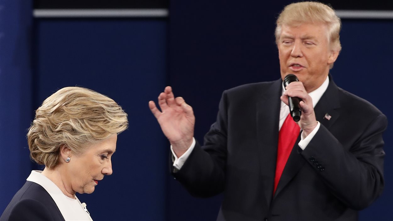 Donald Trump critique Hillary Clinton, lors du second débat de l'élection présidentielle américaine.
