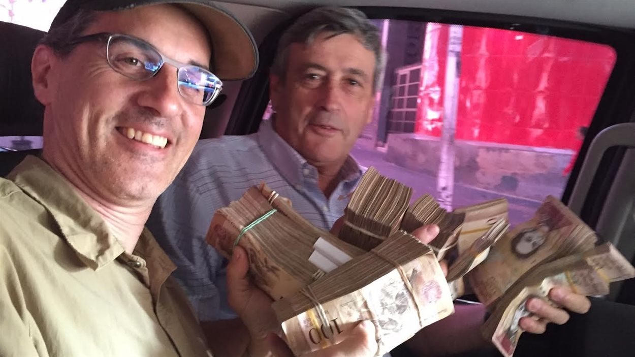 Les 66 000 billets de 100 bolivars qu'exhibent le caméraman Fred Tremblay et le journaliste Jean-Michel Leprince ne valent que 100 $ canadiens.