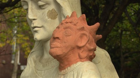 La statue de Marie et de son fils devant l'église Sainte-Anne des Pins à Sudbury, victime d'actes de vandalisme a une nouvelle tête temporaire.