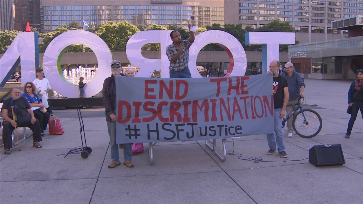 Des manifestants antipauvreté devant l'hôtel de Ville de Toronto