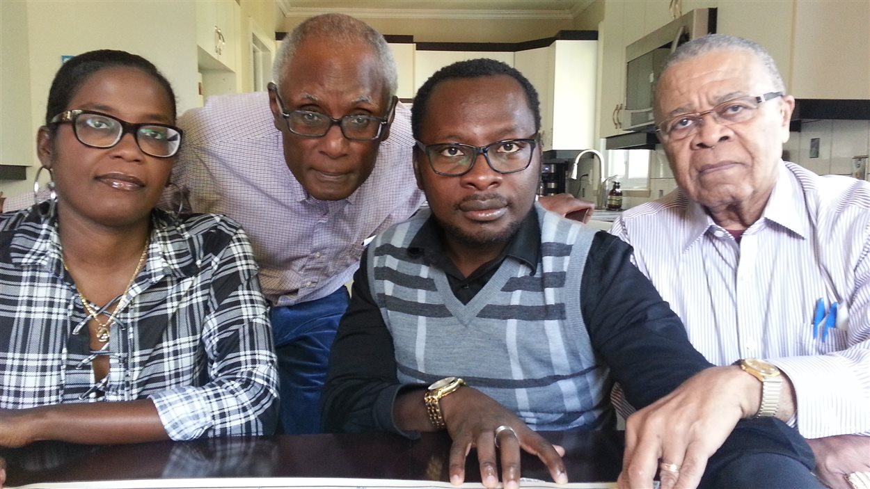 Le président de l'Association haïtienne de Québec, Charles Madet (à l'avant) entouré de Marie-Yves Étienne, Adrien Chavanne et Jean Moisset.