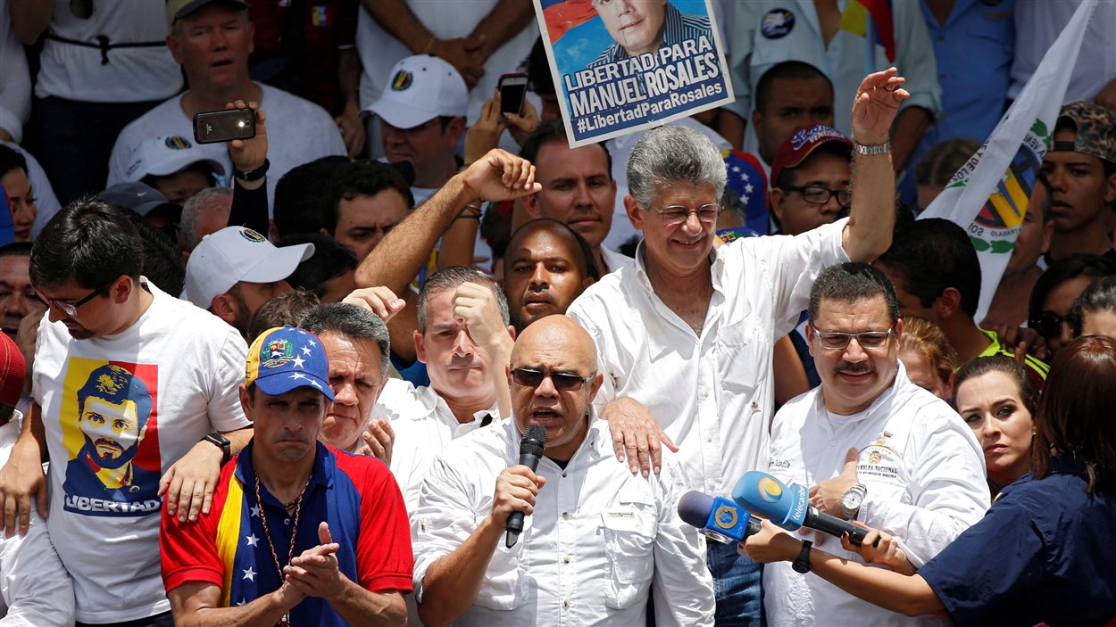Les leaders de la MUD (la Table de l'unité démocratique) lors d'une manifestation pour l'organisation d'un référendum révocatoire contre le président Maduro