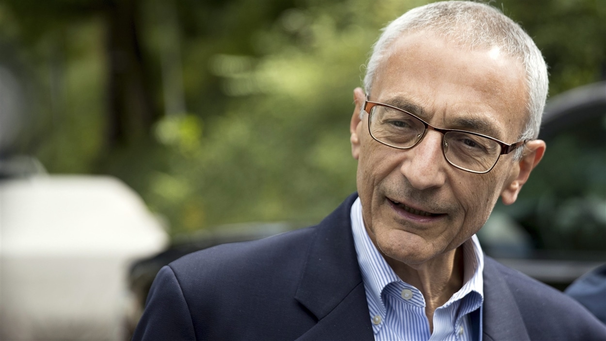 John Podesta accuse Julian Assange, le fondateur de WikiLeaks, de faire le jeu de Donald Trump dans la course à la Maison-Blanche.