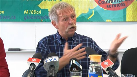 Le député européen José Bové en conférence de presse à Montréal.