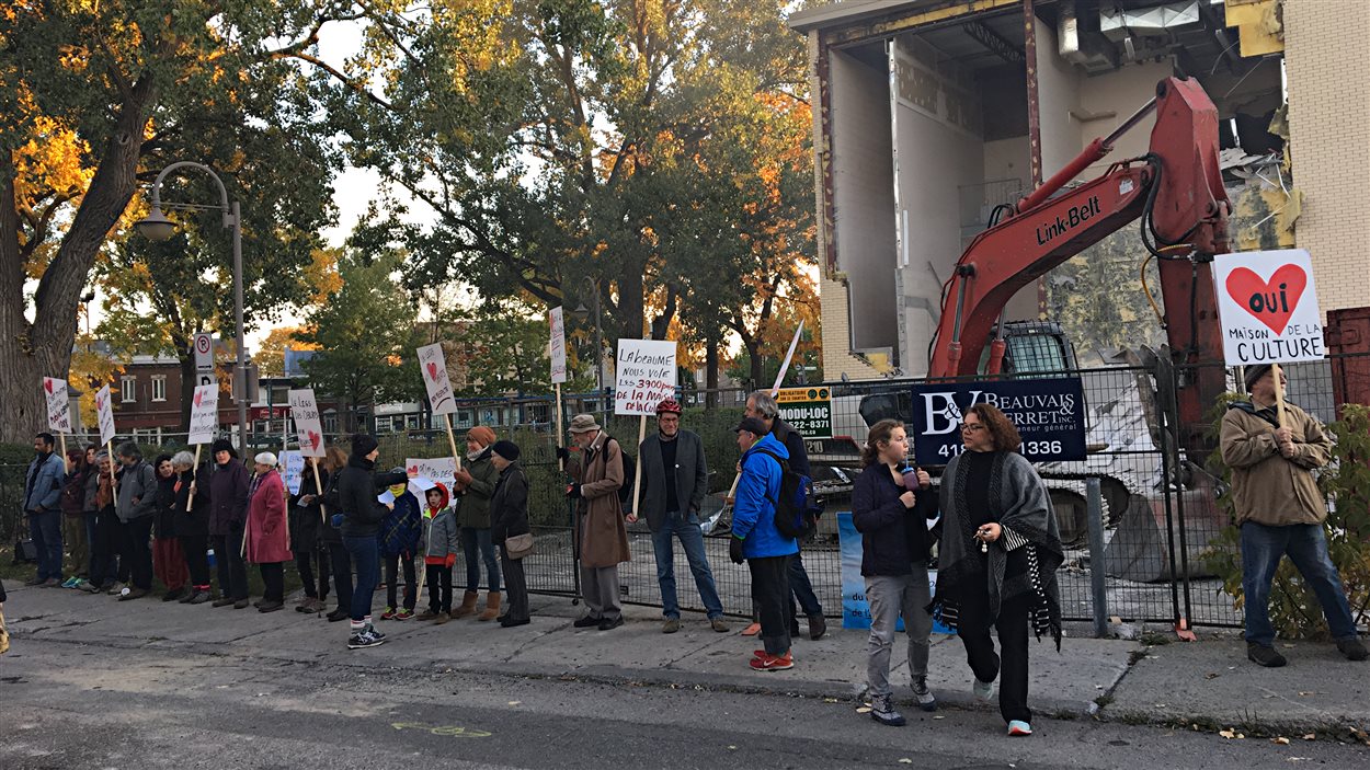 Manifestation devant le Centre Durocher dans Saint-Sauveur