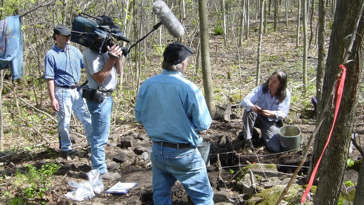 L'archéologue Michel Gagné explique l'histoire de l'Iroquoisie laurentienne à l'équipe de l'émission Découverte.