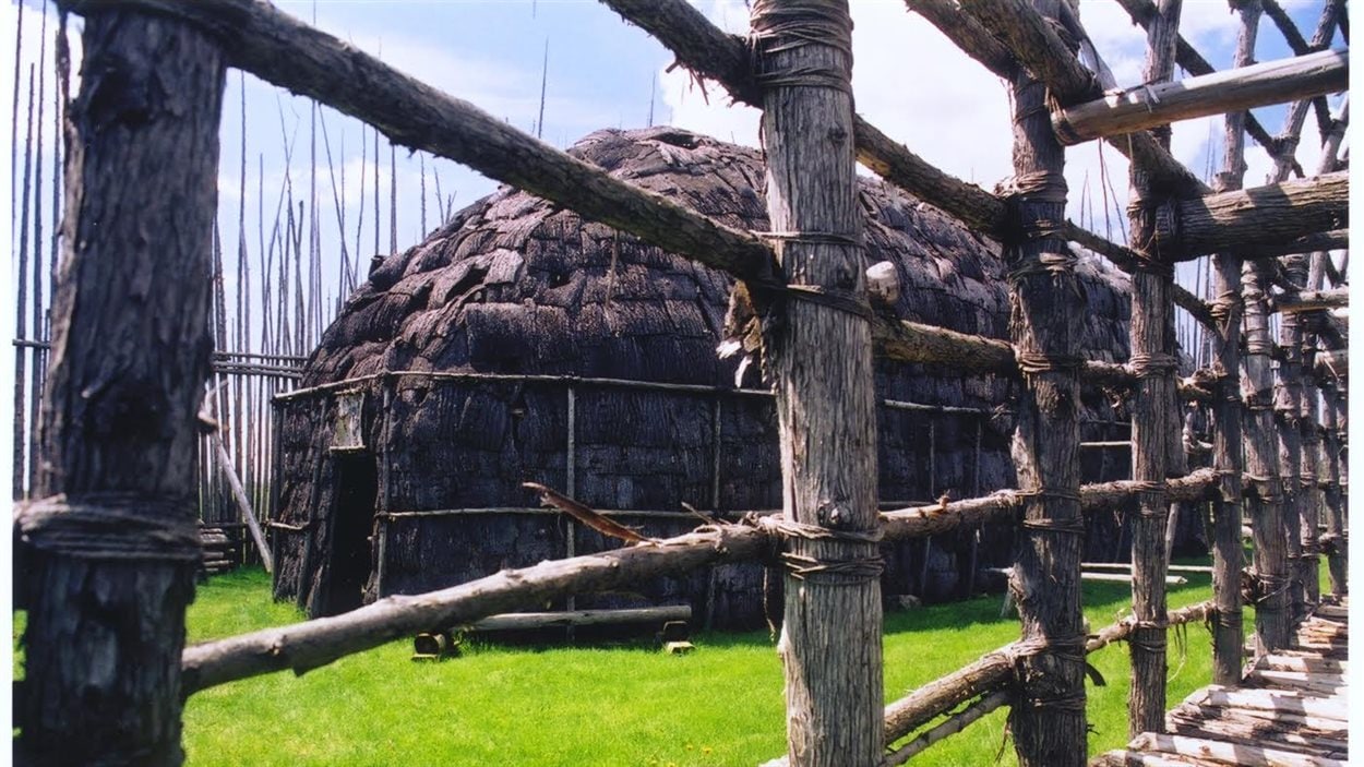 Une maison longue sur le site Droulers-Tsiionhiakwatha, chef-lieu de l'Iroquoisie laurentienne.