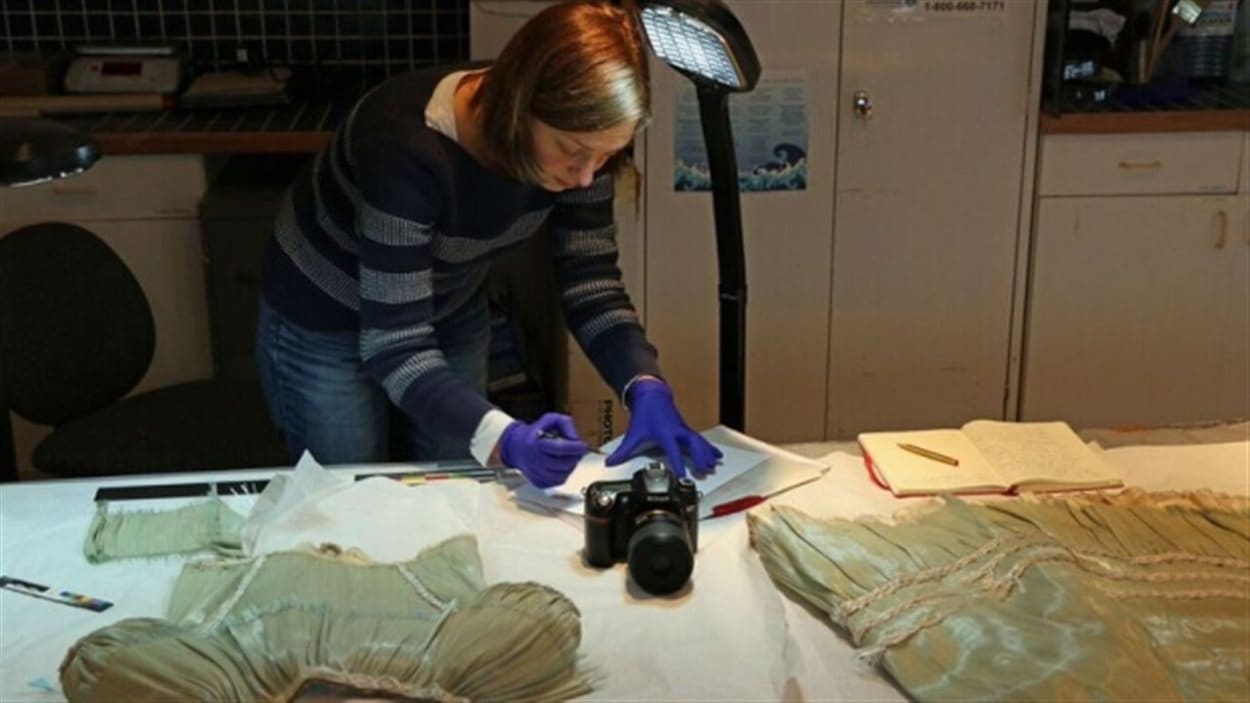 L'étudiante Charlotte Holzer est venue d'Allemagne pour étudier la «robe de verre»