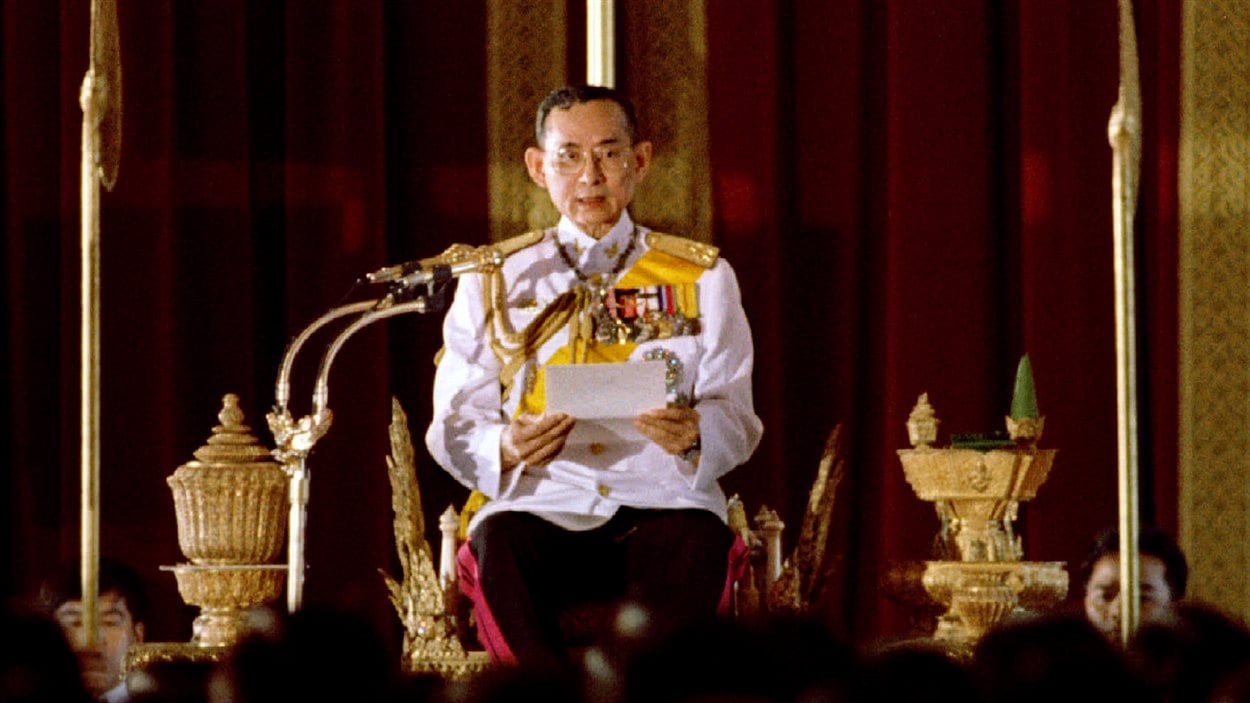 Le roi de Thaïlande, Bhumibol Adulyadej, lisant une déclaration devant le Parlement le 10 juillet 1995, à Bangkok.