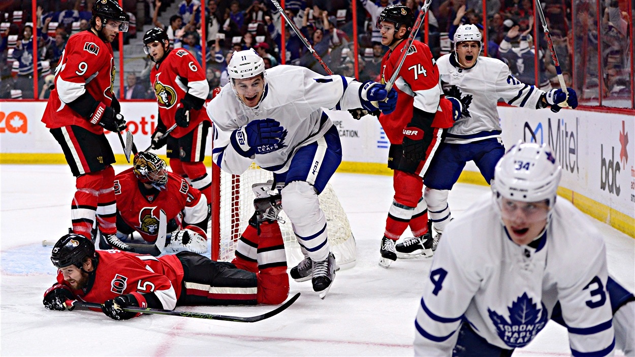 Auston Matthews (à droite) après avoir inscrit le premier de ses quatre buts.