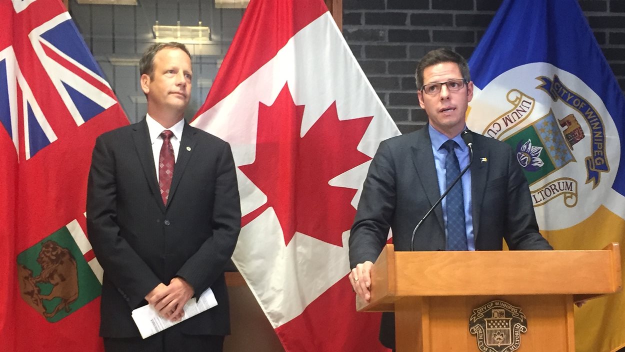 Le conseiller de River Heights-Fort Garry John Orlikow et le maire de Winnipeg Brian Bowman