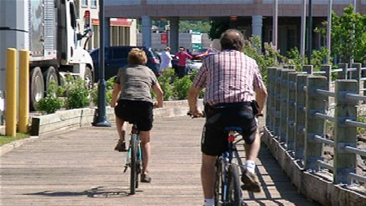Des cyclistes sur le sentier riverain de Moncton