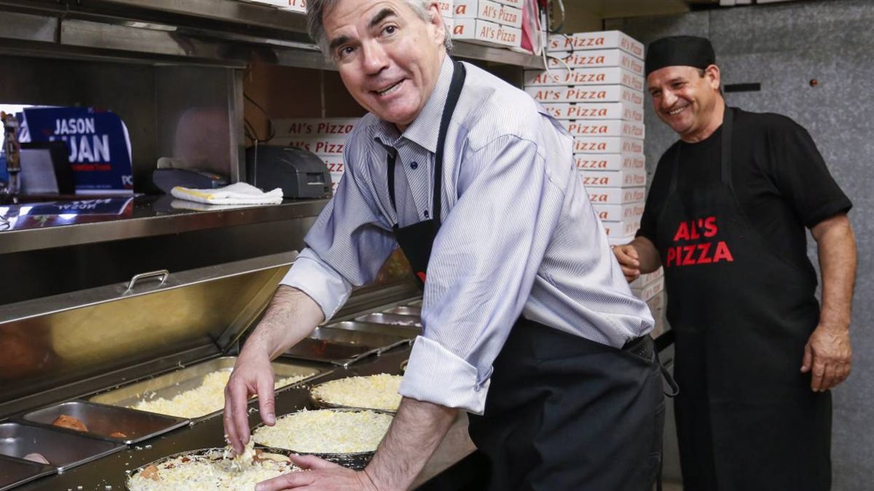 Jim Prentice chez Al's Pizza à Calgary le 29 avril 2015, pendant la campagne électorale albertaine.