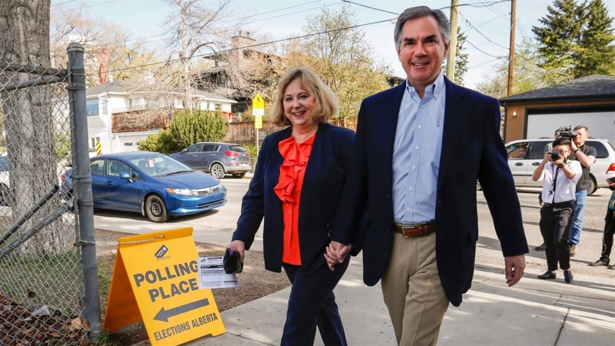Jim Prentice et son épouse Karen se rendent à leur bureau de vote de Calgary, le 5 mai 2015.