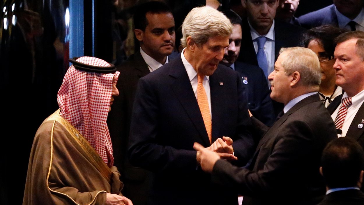 Le secrétaire d'État américain John Kerry discute avec les ministres des Affaires étrangères d’Arabie Saoudite, Adel al Jubeir (à g.), et de Jordanie, Nasser Judeth (à dr.), après des discussions sur la Syrie qui se sont tenues à Lausanne, en Suisse.