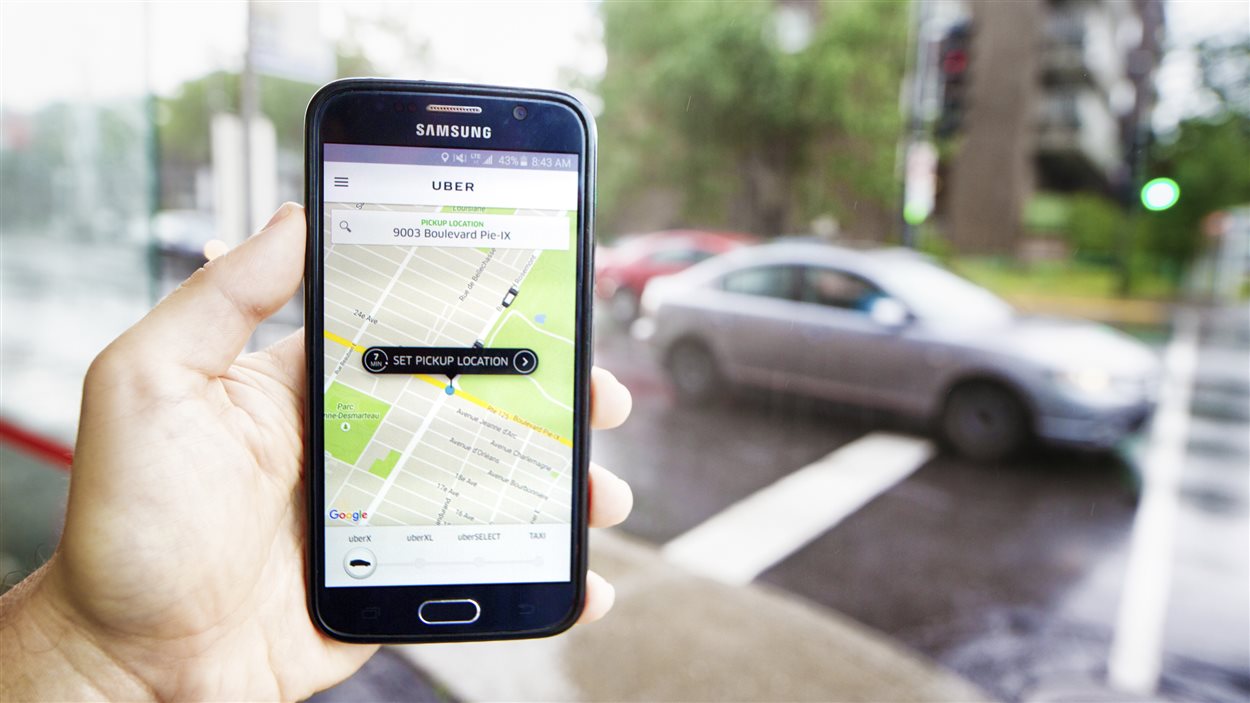Un téléphone intelligent et une voiture
