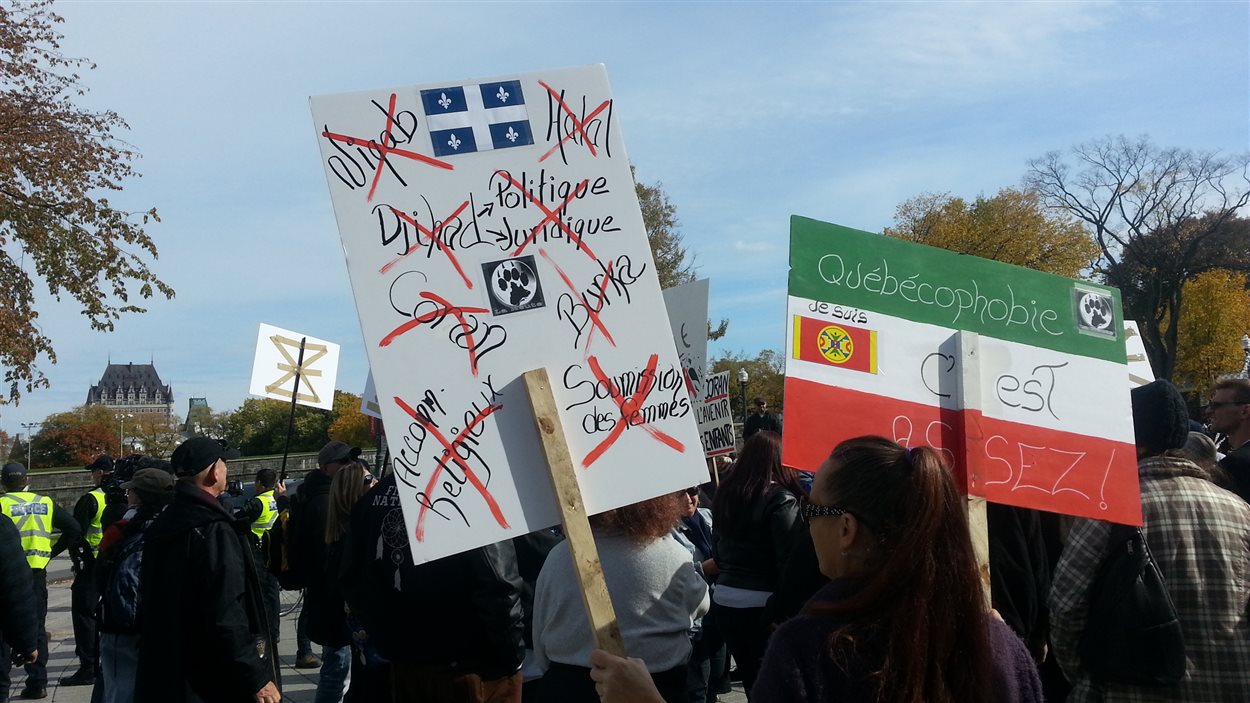 Une centaine de manifestants étaient réunis.
