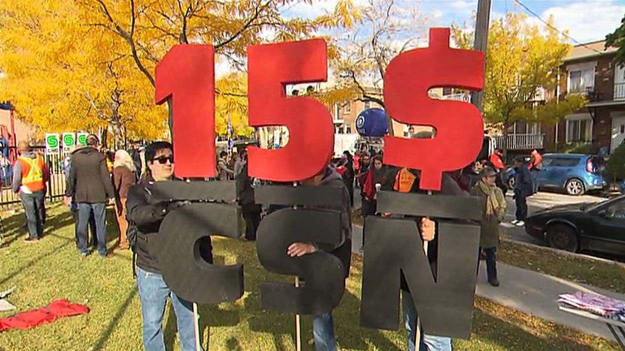 Des manifestants sont réunis au parc le Prévost, dans le quartier Villeray, à Montréal, pour participer à une manifestation en faveur d'une hausse du salaire minimum à 15 $ l'heure.