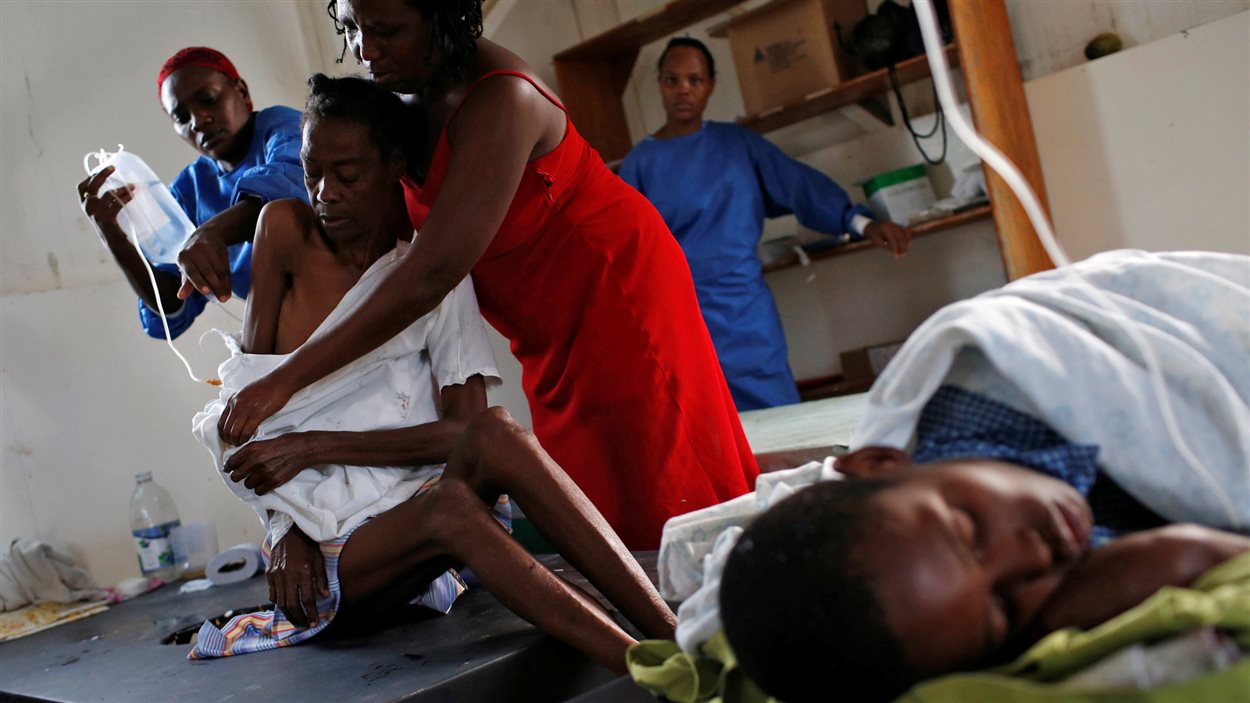 Des gens sont traités pour le choléra après le passage de l'ouragan Matthew, à Jérémie, en Haïti.