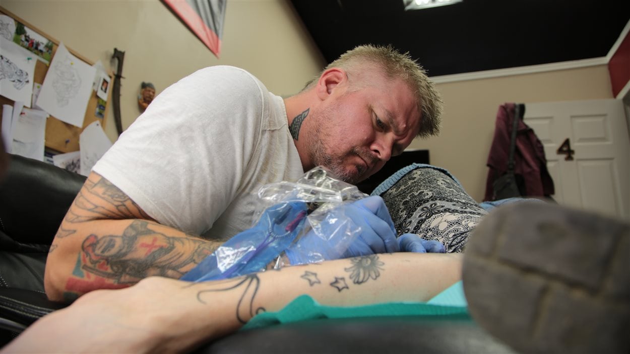 De néonazi à tatoueur