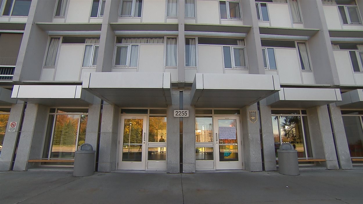 Un pavillon abritant les résidences de l'Université Laval.