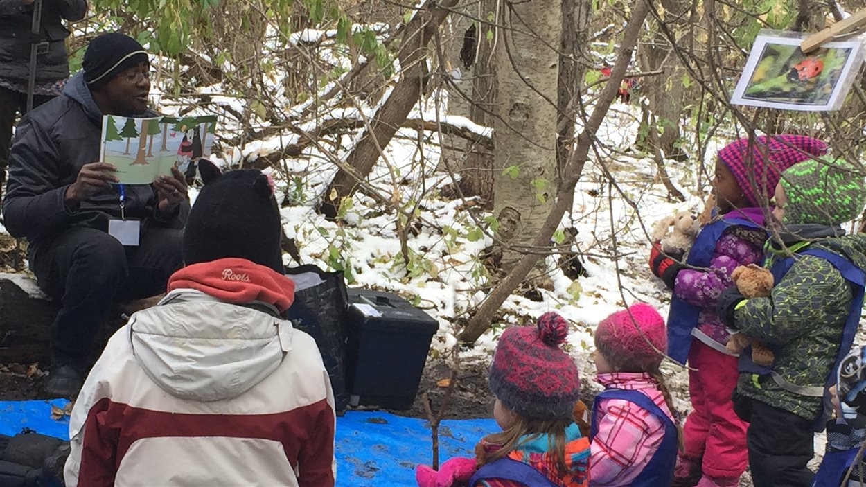 Des élèves de maternelle de l'École Sainte-Jeanne-d'Arc, d'Edmonton participent à une classe en plein air