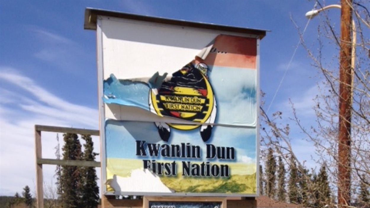 enseigne indiquant la Première Nation Kwanlin Dun