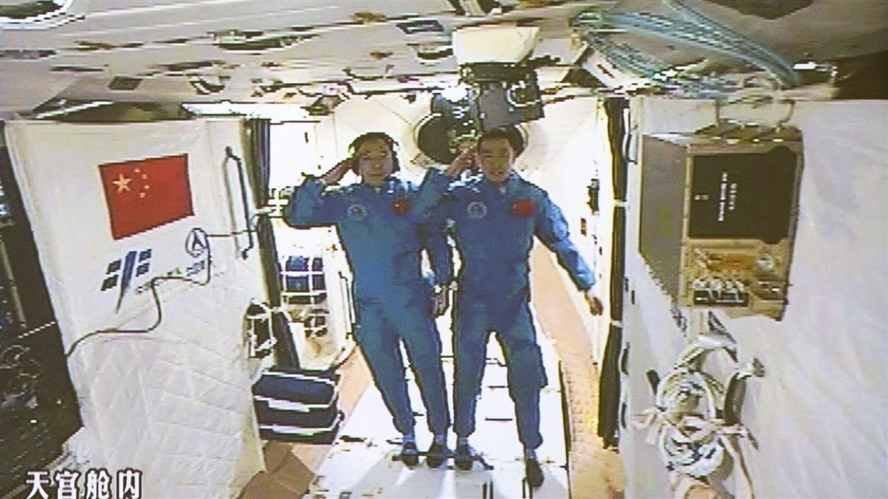 Les astronautes Jing Haipeng et Chen Dong dans le laboratoire spatial