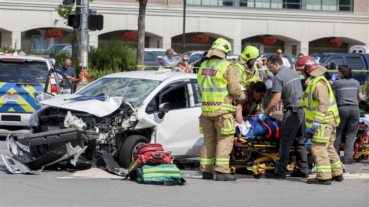 L'automobiliste fautif, qui conduisait une petite voiture blanche, a été hospitalisé.