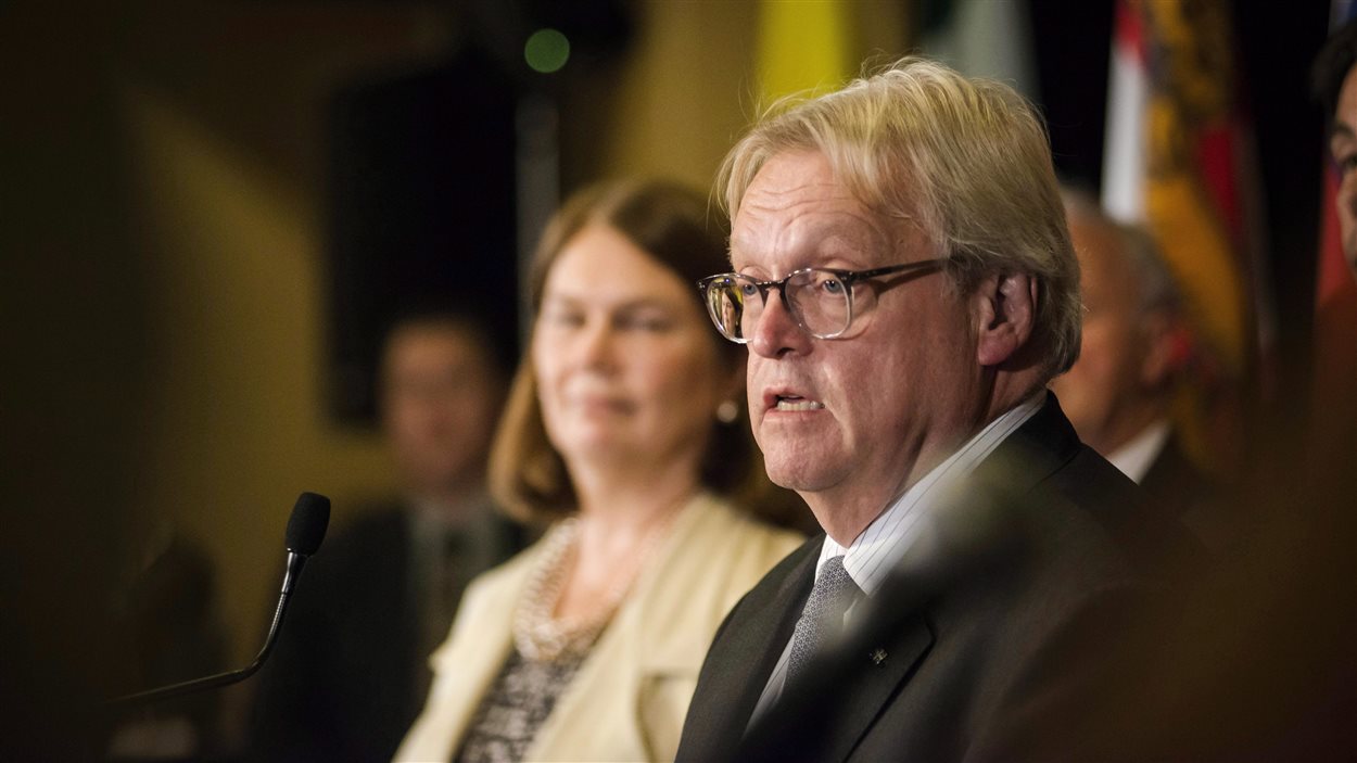 Le ministre de la Santé du Québec, Gaétan Barrette, en compagnie de son homologue fédérale, Jane Philpott, à Toronto le 18 octobre 2016