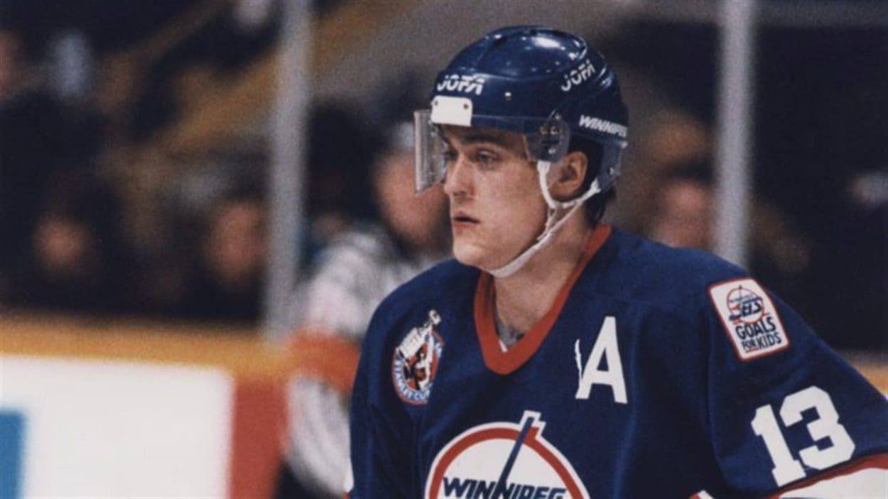 En 1992-1993, Teemu Selanne des Jets de Winnipeg a inscrit 76 buts et 132 points pour détenir le record du plus grand nombre de buts et points pour une recrue, une marque qui est toujours inégalée.